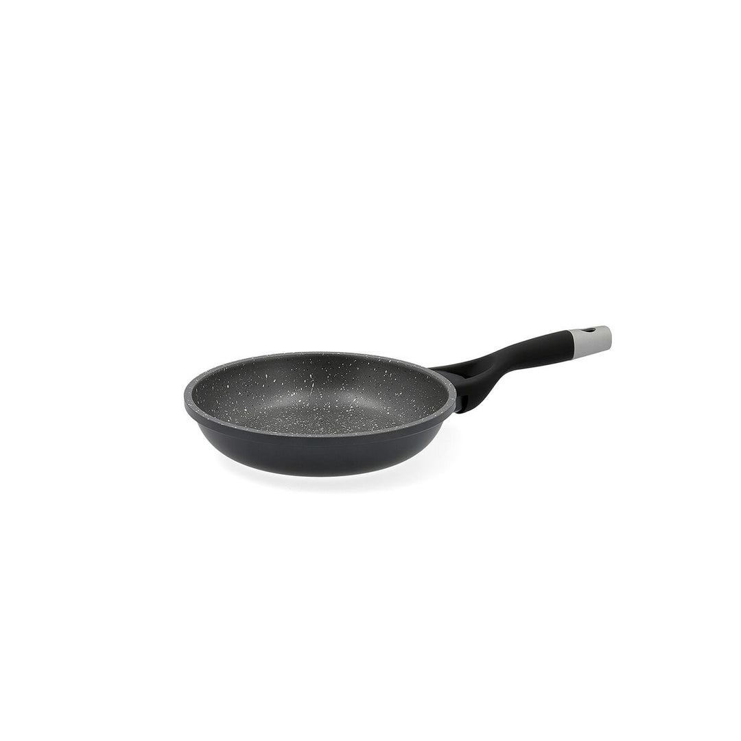 Non-stick svart metallpanna 28 cm från Bidasoa Tribeca.