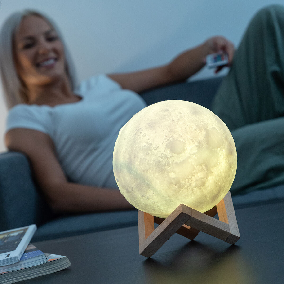 Uppladdbar LED-lampa i månform från Moondy, skapar magisk atmosfär med 16 färger och fjärrkontroll.